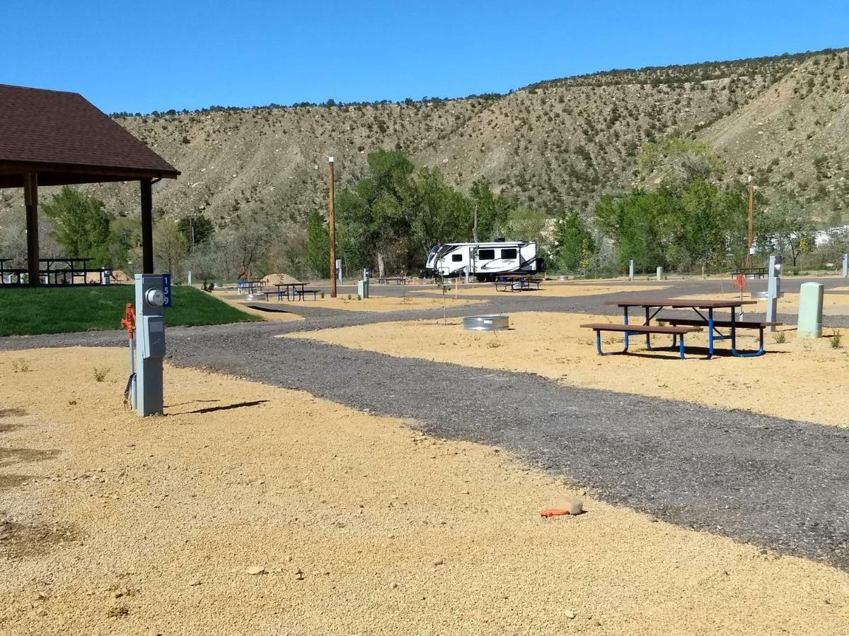 Отель Castle Gate Rv Park Хелпер Экстерьер фото